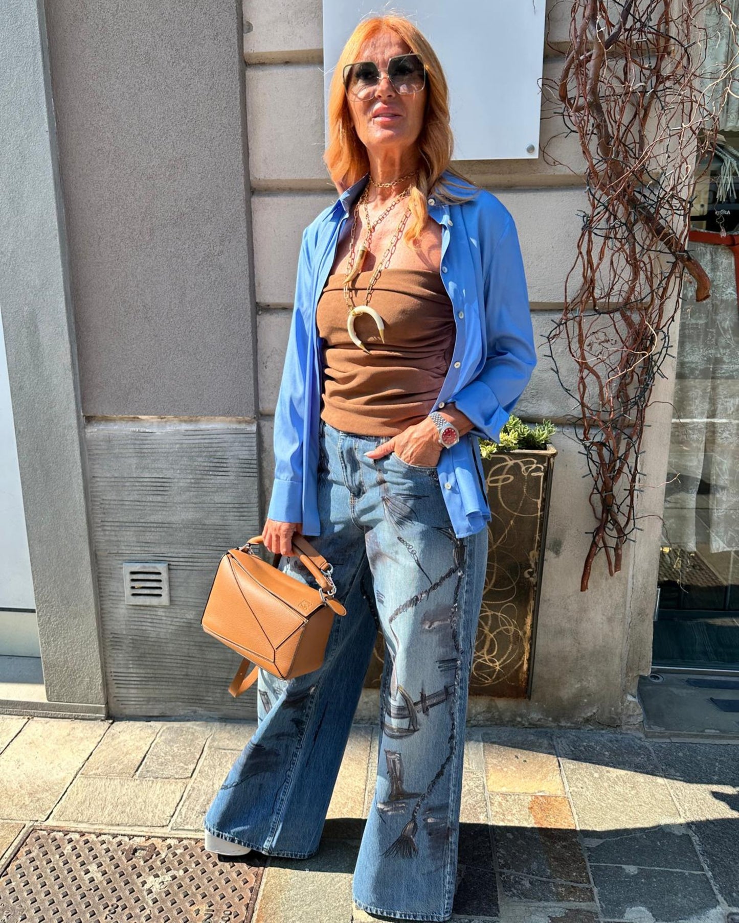 Look Camicia Celeste e Jeans Artistici