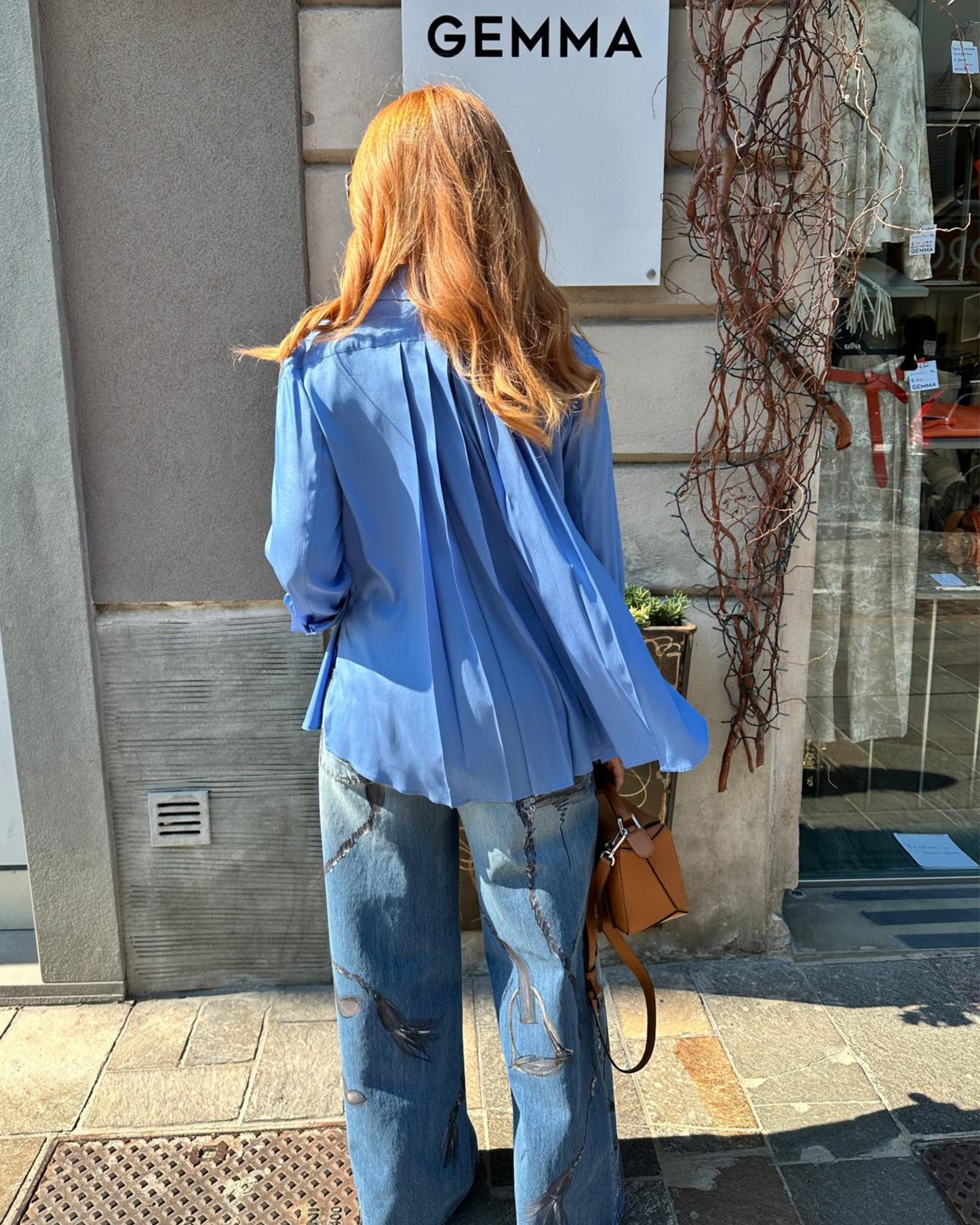 Look Camicia Celeste e Jeans Artistici