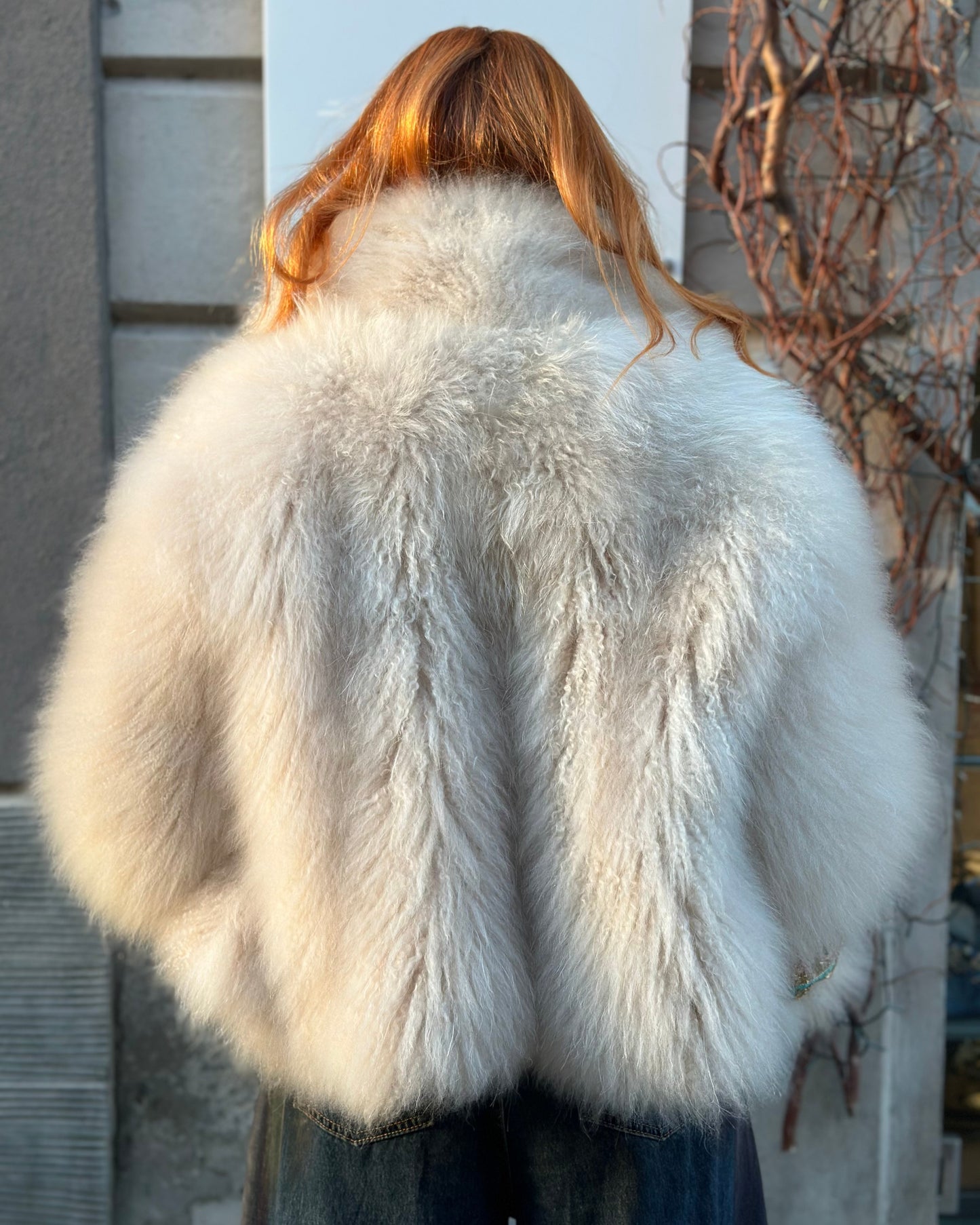 Pelliccia in capra cashmere con inserti antichi ricamati a mano – Beige
