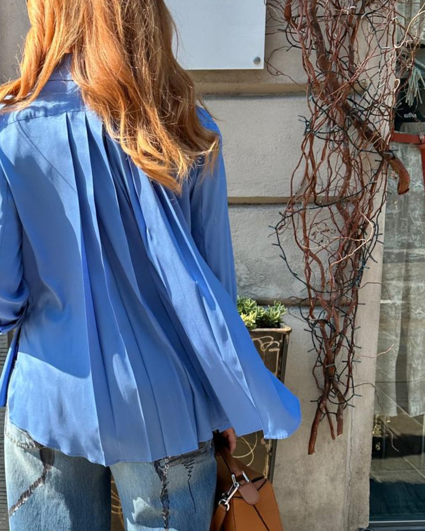 Look Camicia Celeste e Jeans Artistici