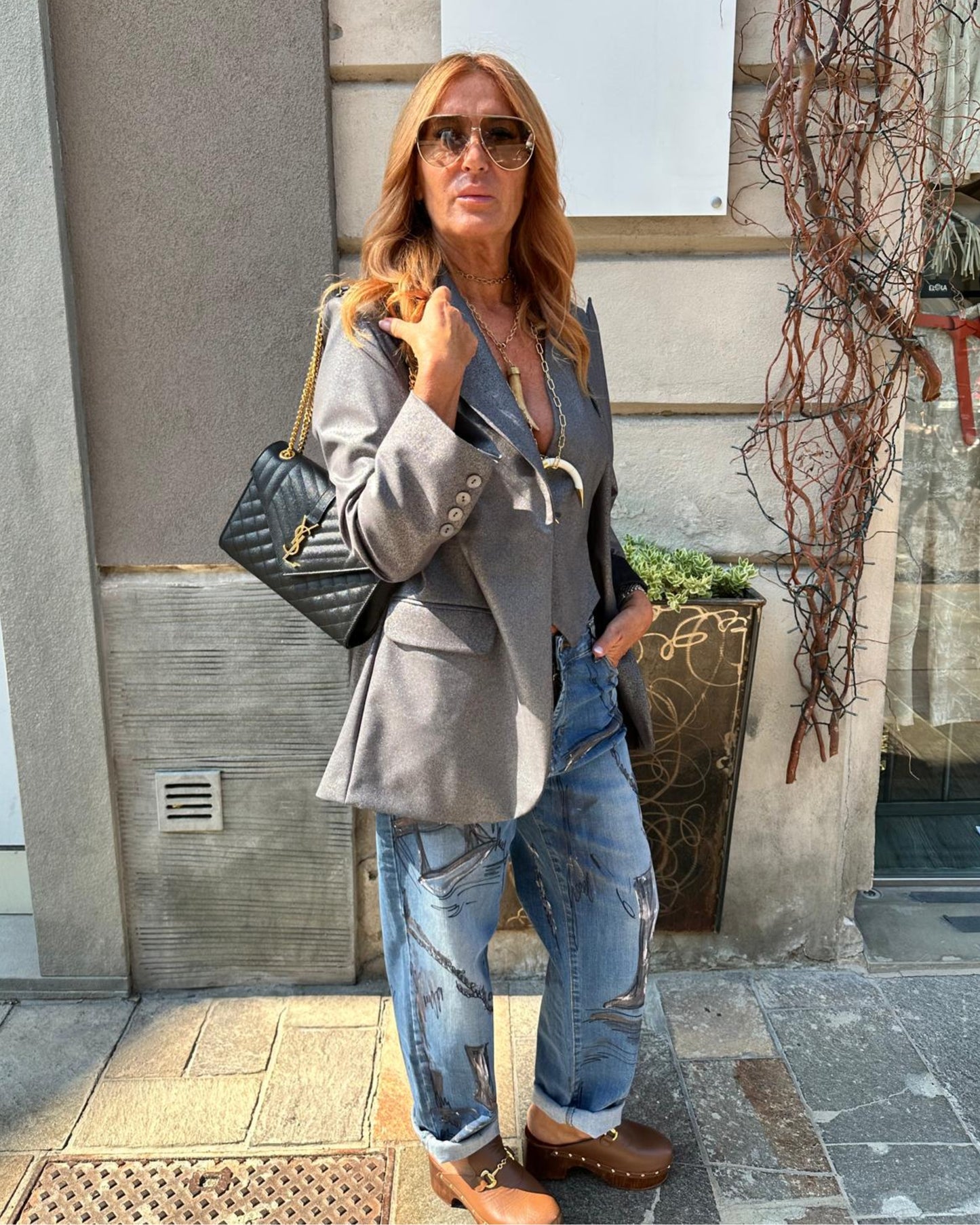 Blazer grigio luminoso con denim artistico