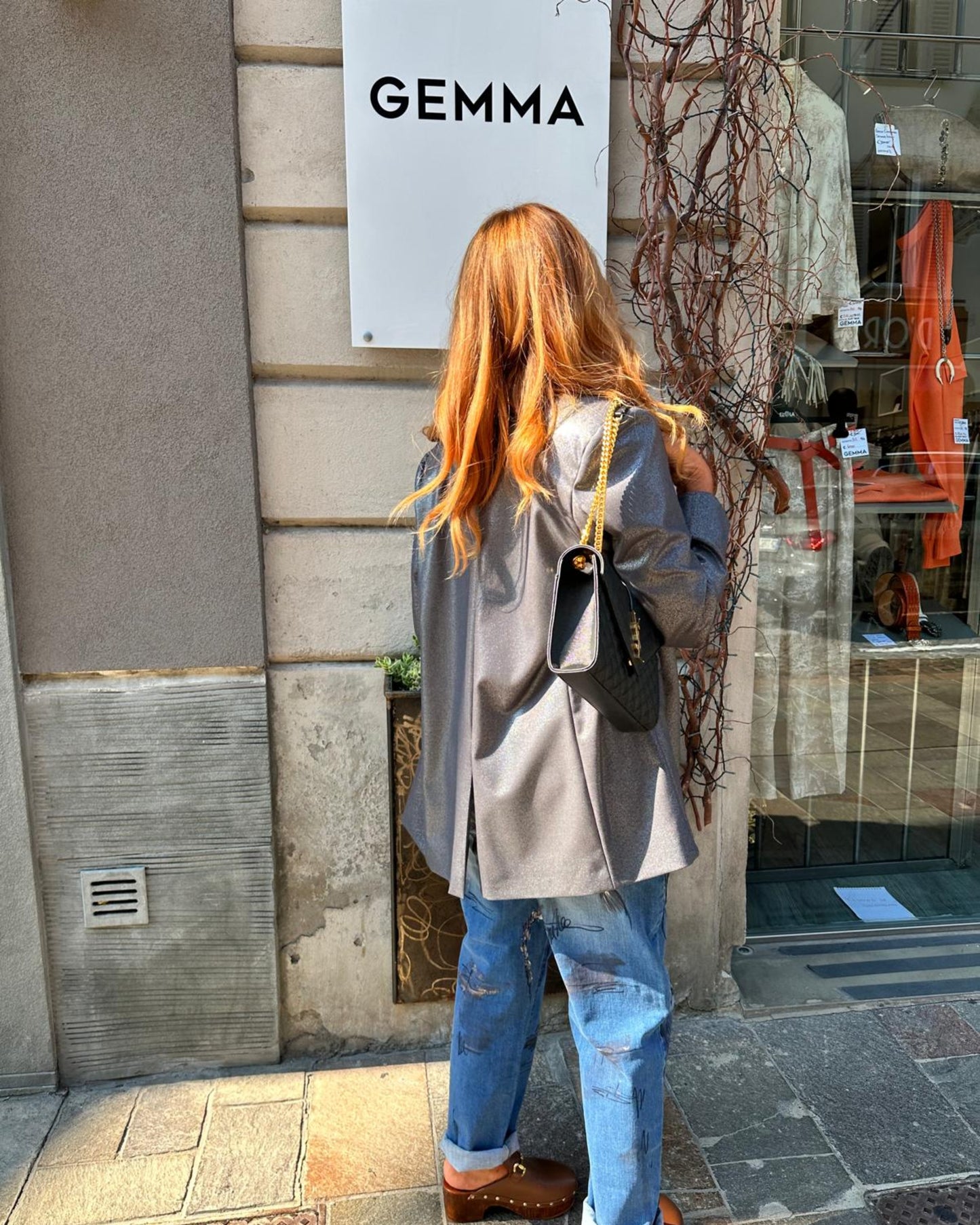 Blazer grigio luminoso con denim artistico