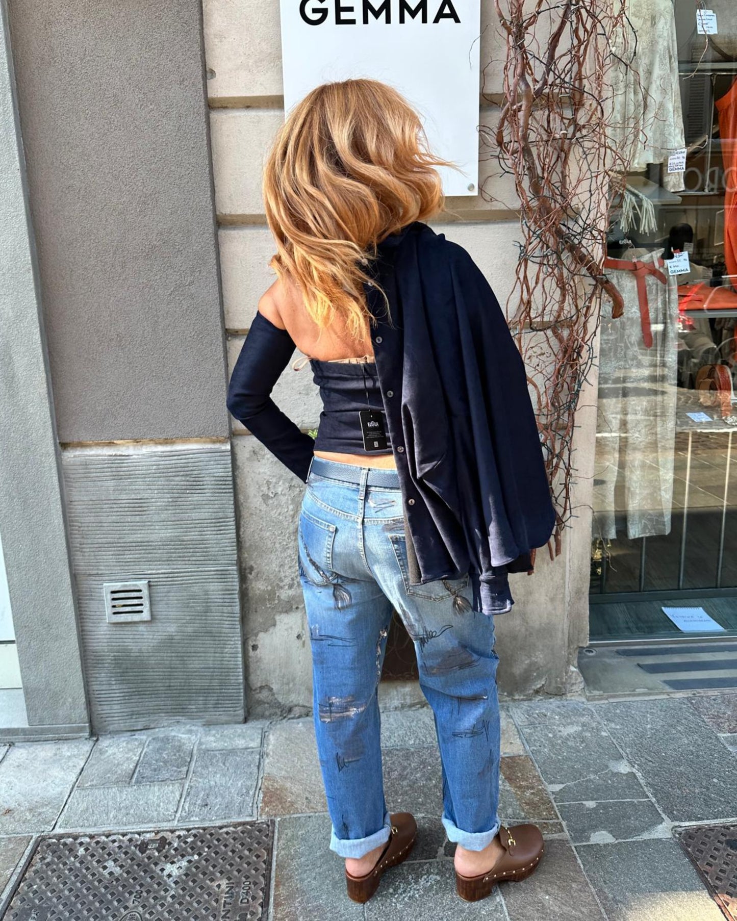 Top a fascia blu e jeans boyfriend dipinti a mano