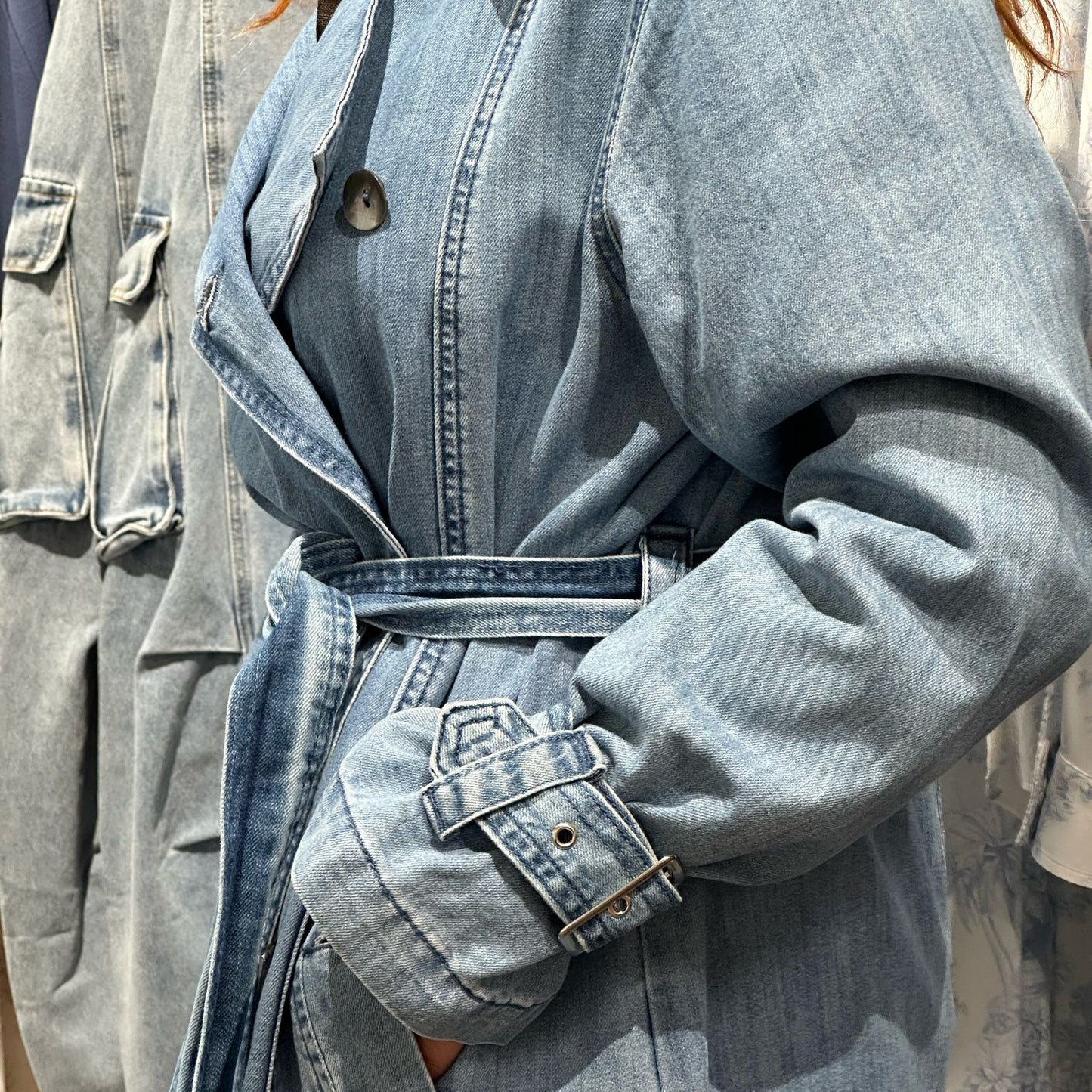 Trench in denim con lettering – un classico con personalità