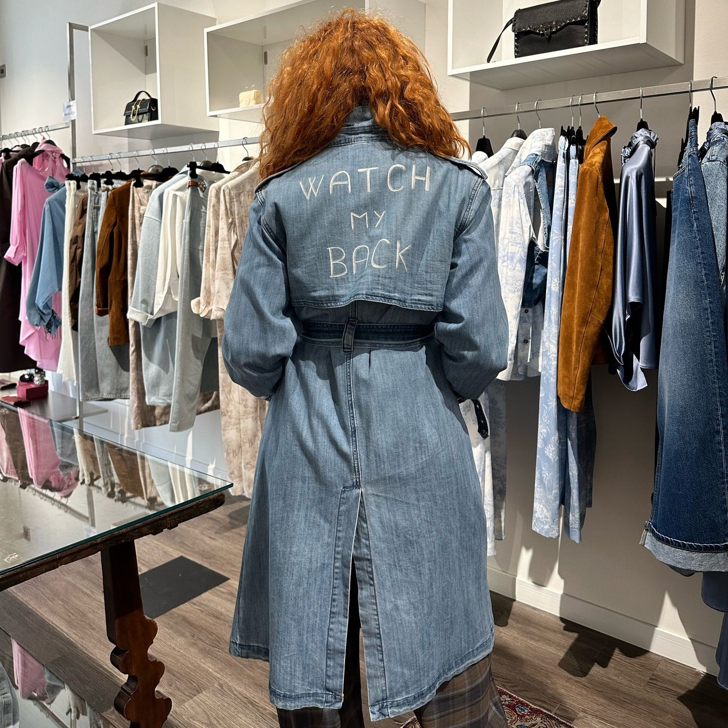 Trench in denim con lettering – un classico con personalità